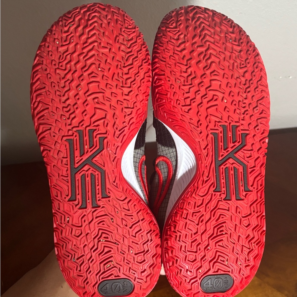 Kyrie 4 Low Size 7.5 - Picture 4 of 5